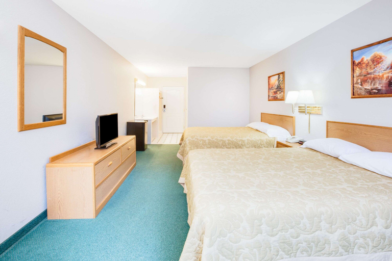 Bedroom 2, Super 8 by Wyndham Brooklyn, Jackson