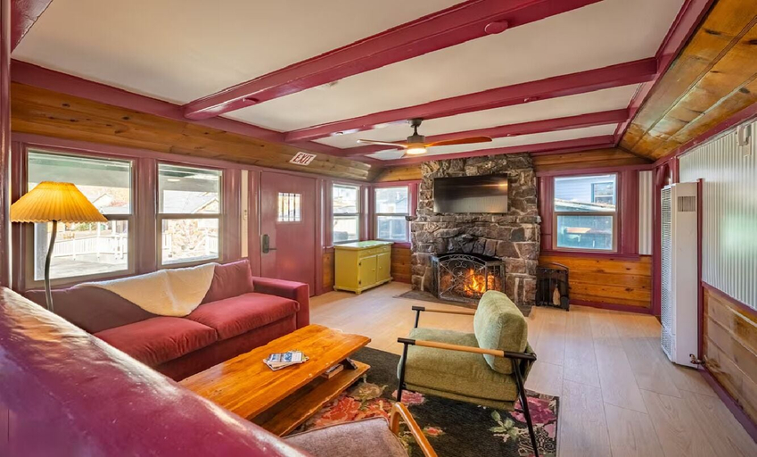 Living area 3, Arkouda Cabins, San Bernardino