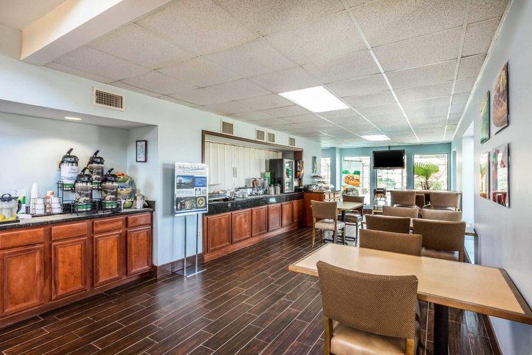 Food & Drinks 3, Quality Suites, McCracken