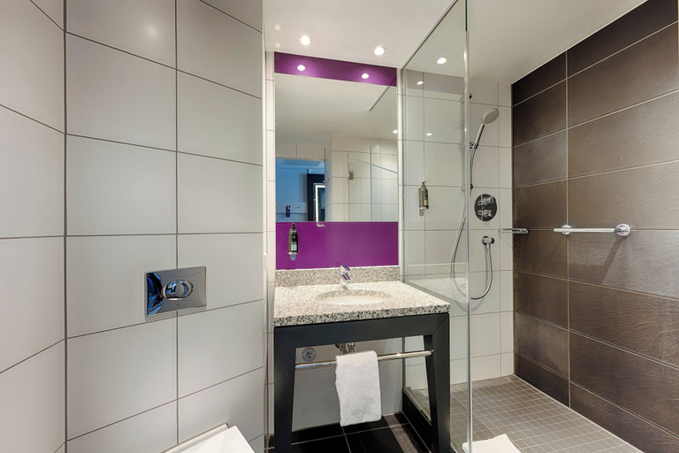 Bathroom 3, Premier Inn Duisburg City Altstadt, Duisburg
