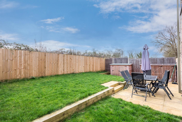 2, Stylish 4-BR House with 3 Ensuite & Free Parking, Oxfordshire
