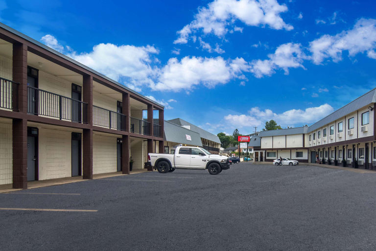 Exterior & Views 2, Canadas Best Value Inn & Suites Kamloops, Thompson-Nicola