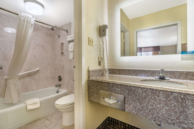 Bathroom 4, Quality Inn Tucumcari, Quay