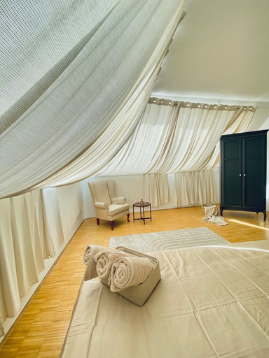 Room 2, Comfy 3BR Apt With Living Room Balcony, Wien