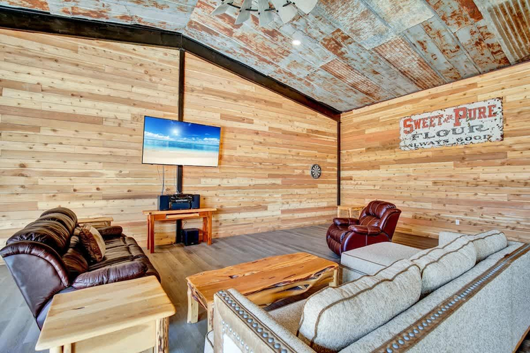 4, Ranch Retreat Combo with Stunning Creek View-Fire Pit, Gillespie