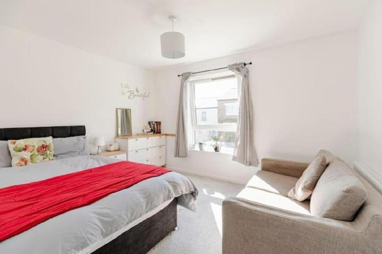 Others 5, London Home With A Beautiful View - Private Room, London