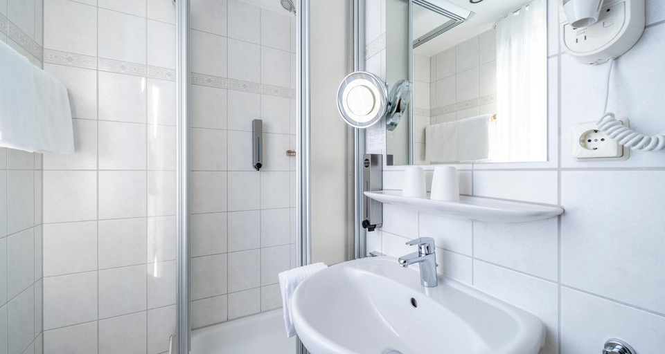 Bathroom 3, PLAZA Hotel Buchhorner Hof, Bodenseekreis