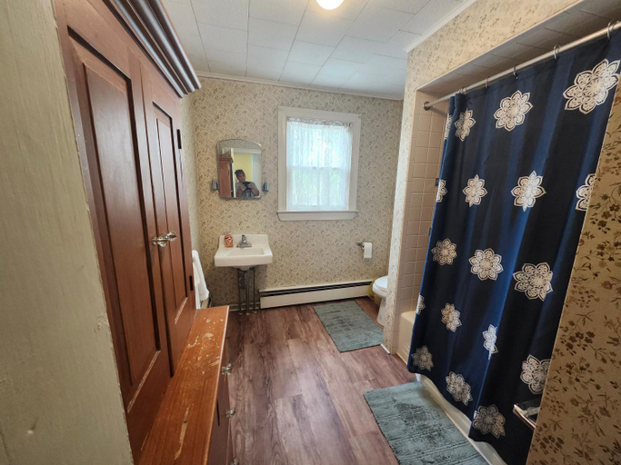 Others 5, The White Birch Inn, Columbia