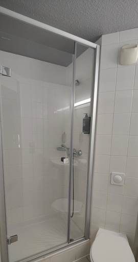 Bathroom 2, Ibis Budget Avignon Nord, Vaucluse