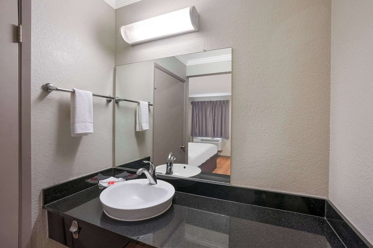 Bathroom 3, Econo Lodge Vallejo Fairgrounds, Solano