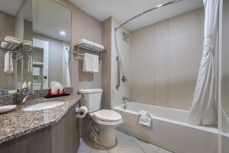 Bathroom 4, SureStay Plus by Best Western Chicago Lombard, Dupage