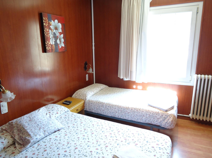 Bedroom, Hostal Porta De Nuria, Girona