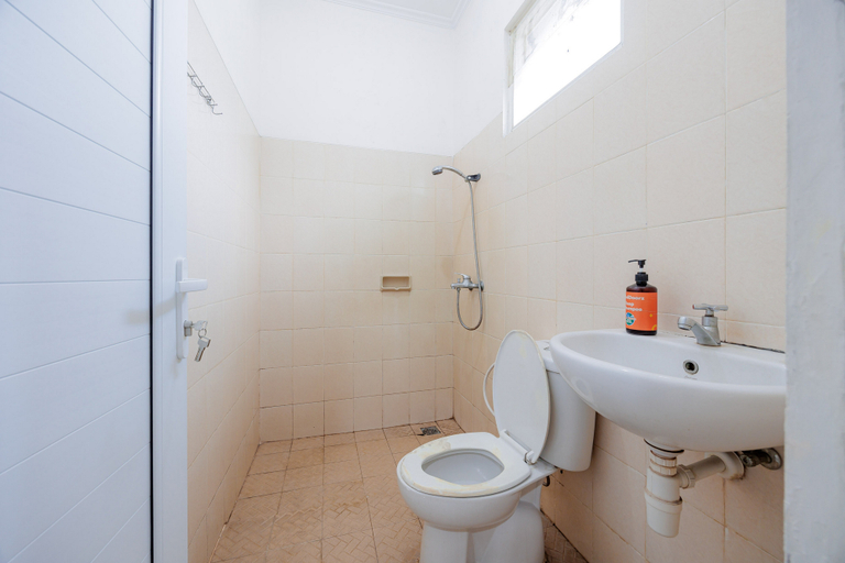 Bathroom 4, RedDoorz near Siloam Karawaci 3, Tangerang