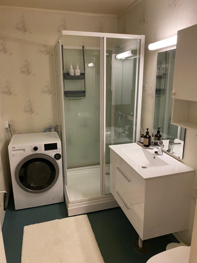 Bathroom, Big central house, free parking, wifi, 3 bedrooms, Narvik