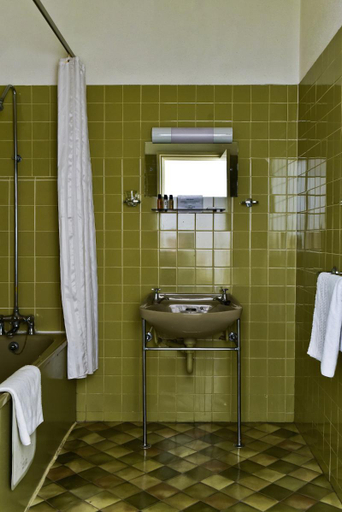 Bathroom 4, Columbia Hotel, London