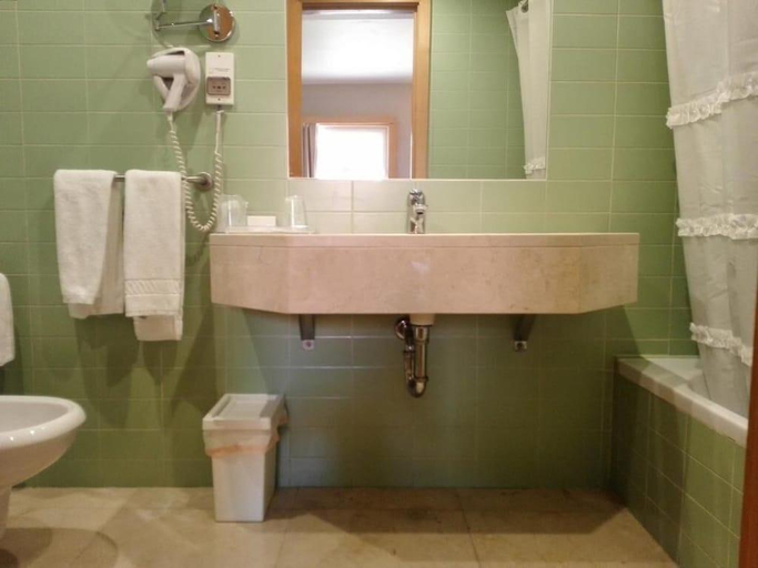 Bathroom 3, Cascais Hotel, Cascais