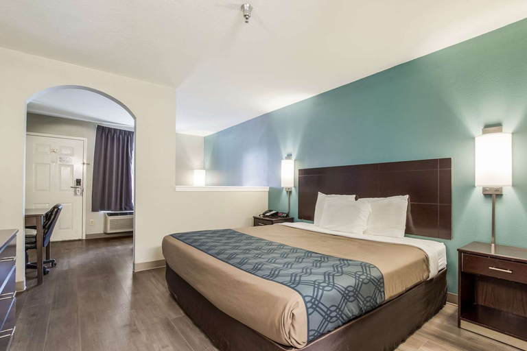 Bedroom 2, Econo Lodge Inn & Suites I-65, Bullitt