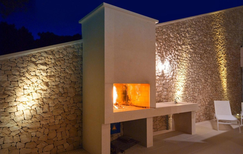 Others 3, Stunning Brac Villa  5 Bedrooms  Villa Selca Brac  5 Metres to the Beach, Selca