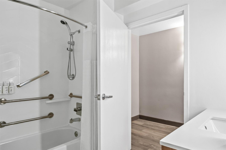 Bathroom 4, Red Lion Hotel & Conference Center Cheyenne, Laramie