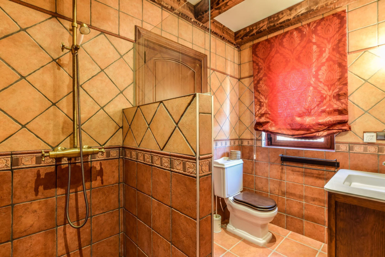 Bathroom 2, La Casa del Trotamundos, Zamora