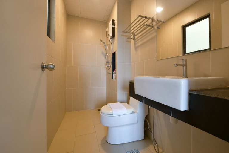 Bathroom 5, Swiss Garden Resort And Residence By THM, Kuantan