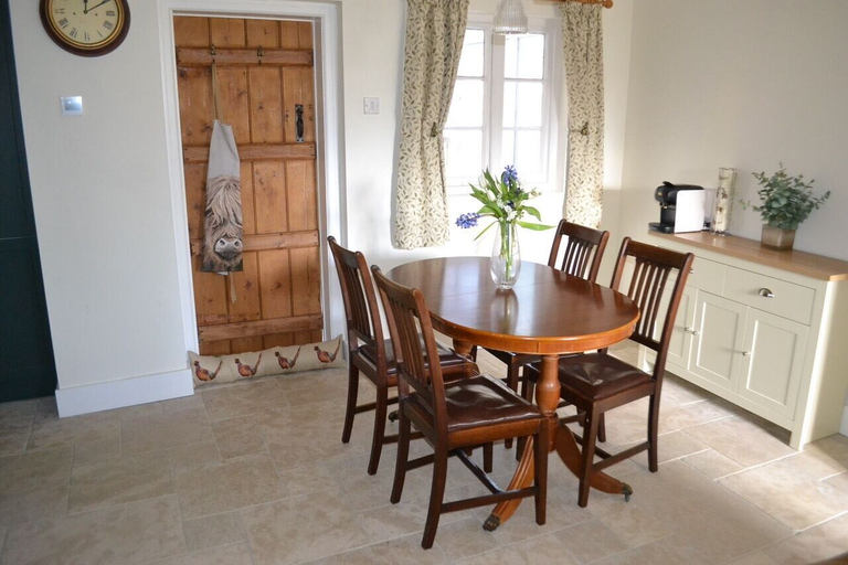 In-room dining, Myrtle Cottage, Warwickshire