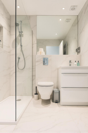 Bathroom 4, Canon Court Apart Hotel., Edinburgh
