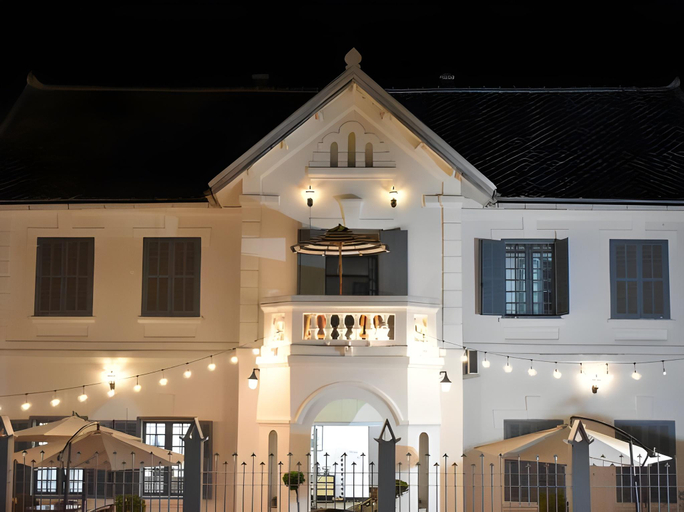 Exterior & Views