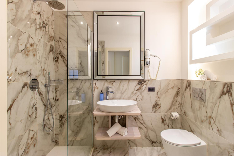 Bathroom 4, Hotel Jolanda, Genova