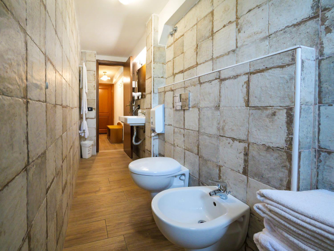 Bathroom 1, Hotel Bamby, L'Aquila