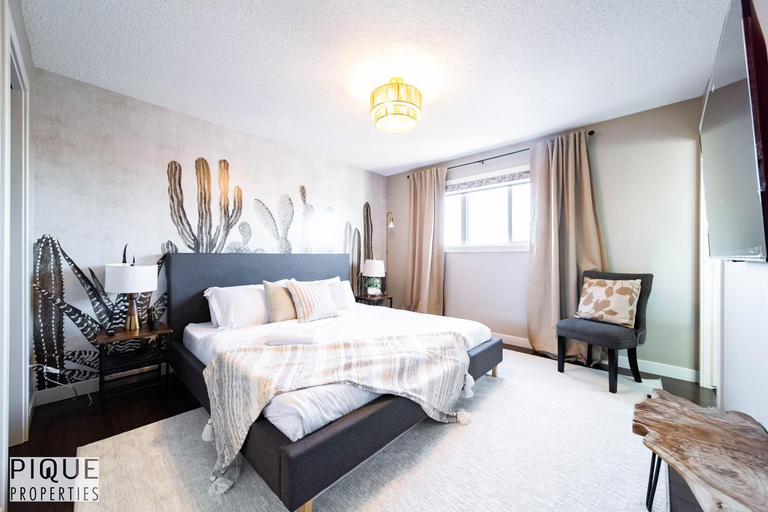 Bedroom 3, 4BDRM Desert Vibes - King Bed - Fire Table - BBQ - Garage, Division No. 11