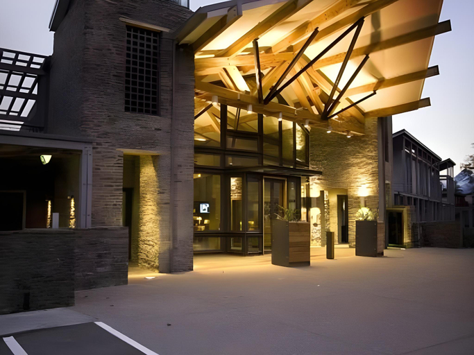 Exterior & Views