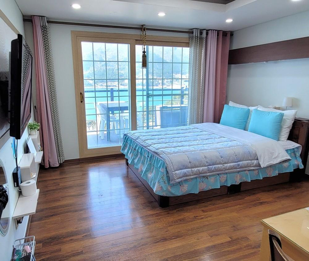 Bedroom, Geojeaeseoui Haru, Geoje