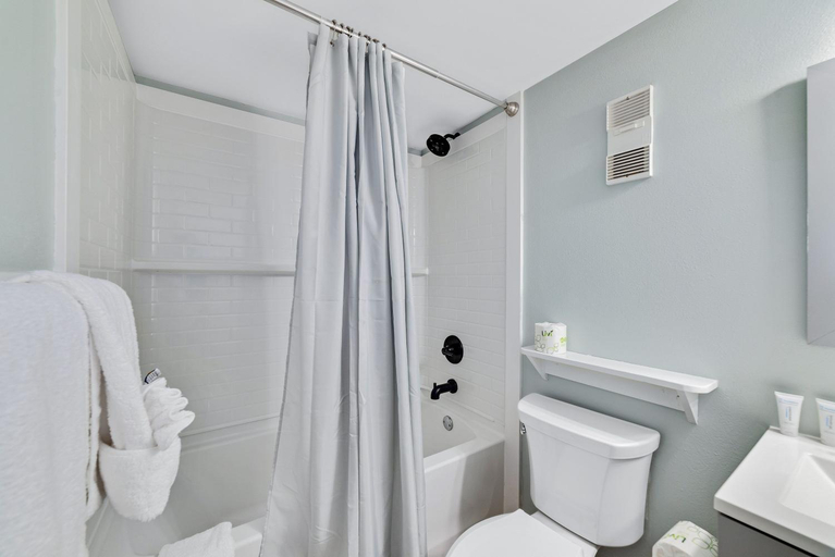 Bathroom 3, Boardwalk Condos, Baldwin