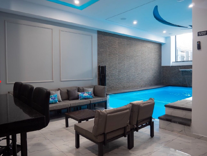 Room 3, Top-Level Pool, Praia