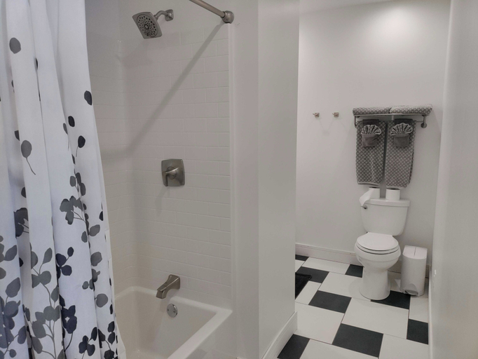 Bathroom 4, Diamond on Seneca, Schuyler