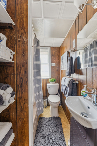 Bathroom 2, 2BR Near Niagara Falls Parking + WiFi, Niagara
