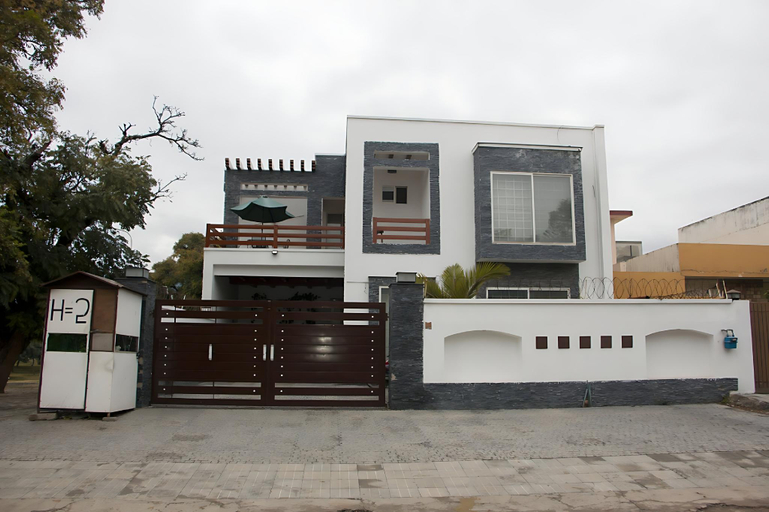 Exterior & Views