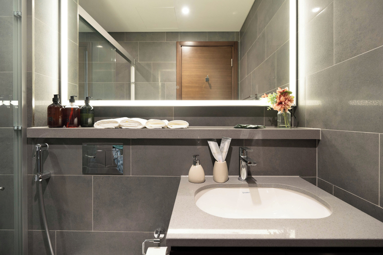 Bathroom 5, Premium 1BR Oasis - City Views & Pool, Dubai