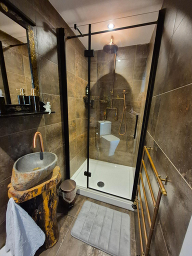 Bathroom 2, Richlands Homestay, Bridgend