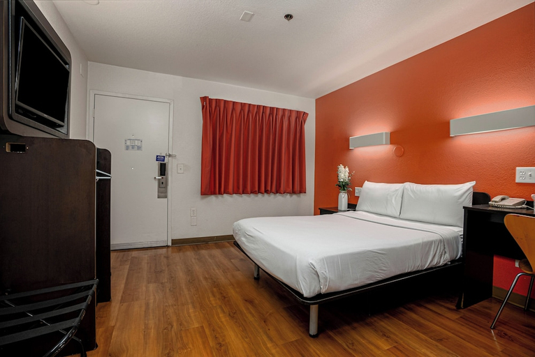 Bedroom 2, Motel6 Carlsbad, CA Beach, San Diego