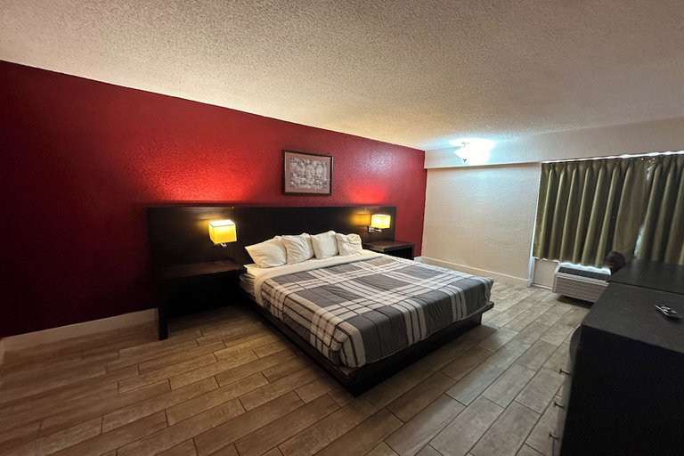 Bedroom 3, River Valley Inn & Suites (Extended Stay), Sebastian