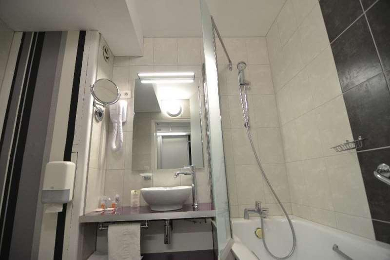 Bathroom 4, Brit Hotel Cahors - Le France, Lot