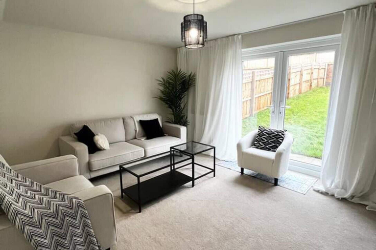 Others 4, 3-bed House, Sleeps 5, Free Parking, Bradford