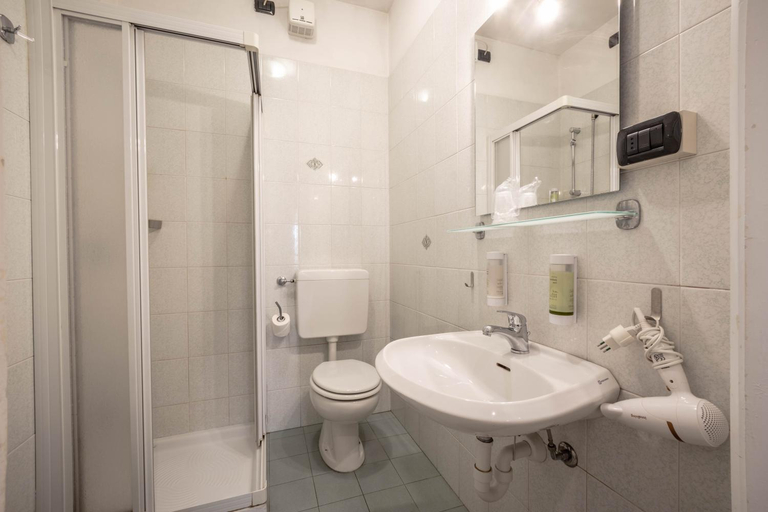 Bathroom 4, Hotel La Chance, Aosta