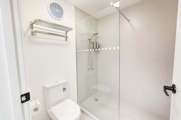 Bathroom 3, Eildon Lake Motel, Murrindindi - East