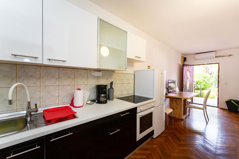 2, Drazen Charming Three Bedroom Apartment, Novalja
