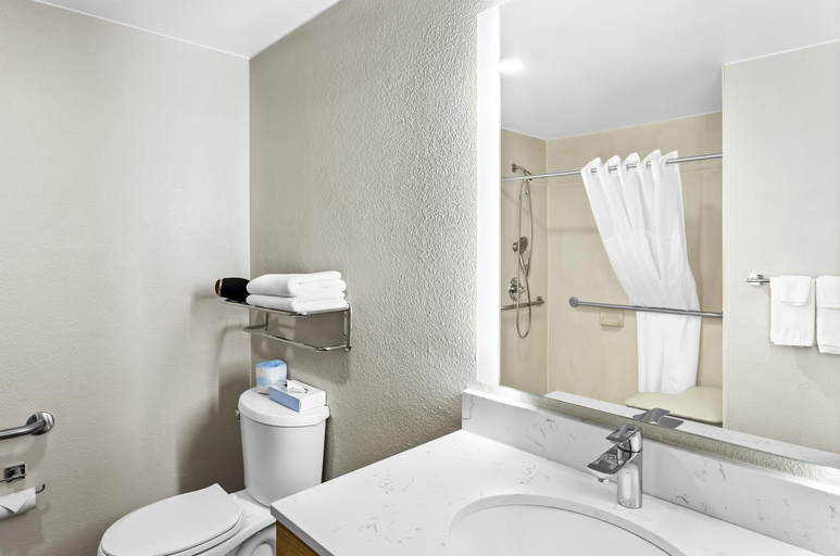 Bathroom 4, Suburban Studios Charleston - Civic Center, Kanawha