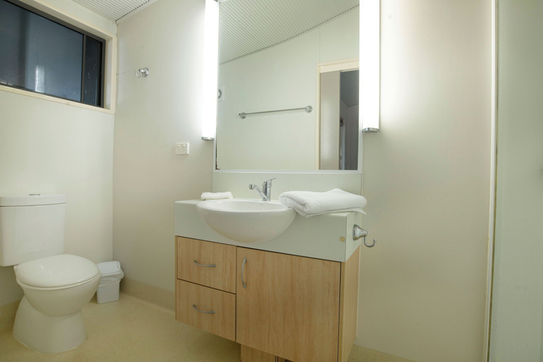 Bathroom 5, Tropical Hibiscus Caravan Park, Cardwell