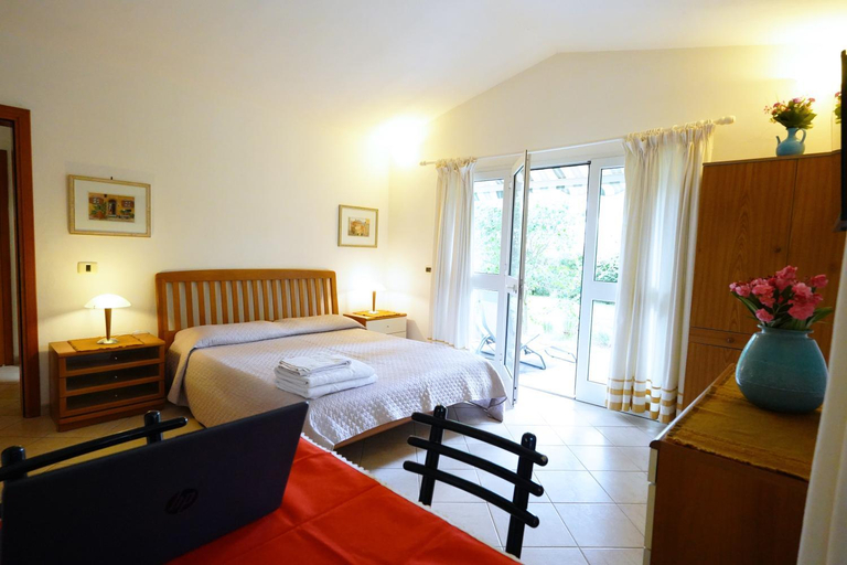 Bedroom 2, casaisoladelba immersa nel verde a 80mt dalla spiaggia, Livorno